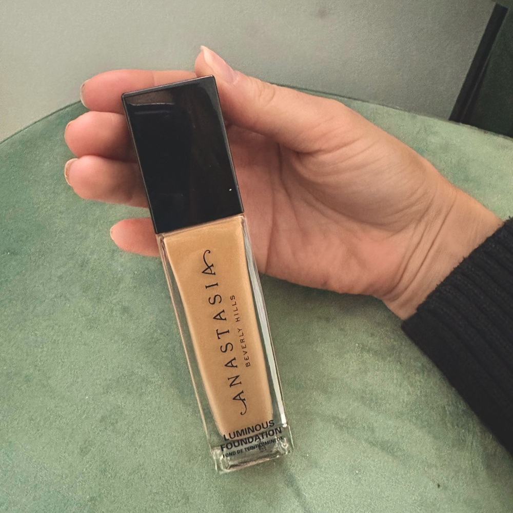 Anastasia Luminous Foundation 332C